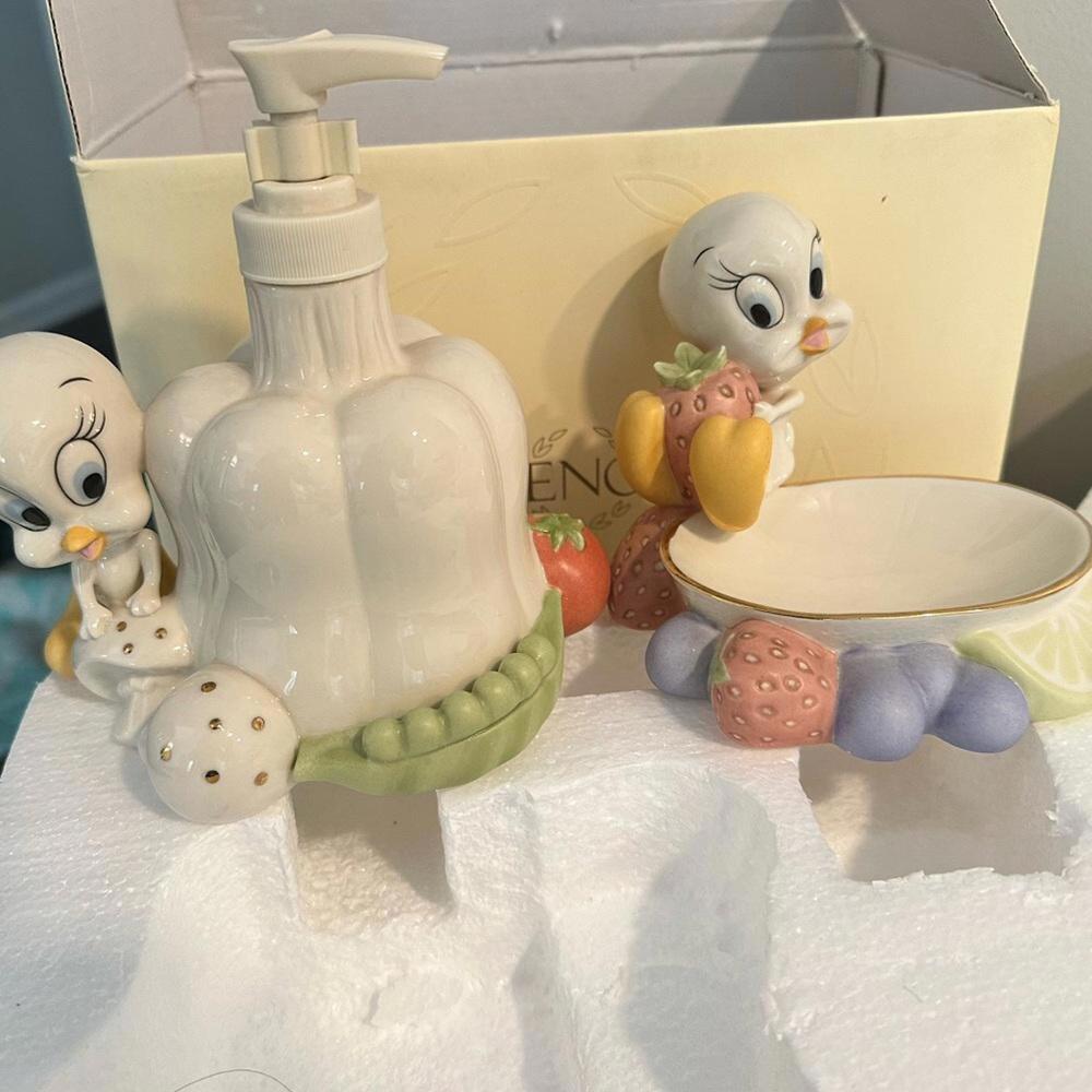 New In Box Lenox Tweety Soap Dish and Lotion Dispenser excellent looney tunes.